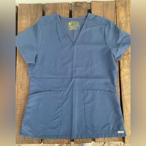 FIGS scrub top and bottoms set. Top is a size small and bottoms are a medium.